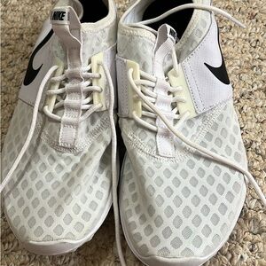Nike White and Black Women's Athletic Sneakers